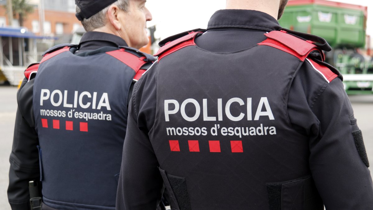Espalda de dos agentes de los Mossos d'Esquadra patrullando