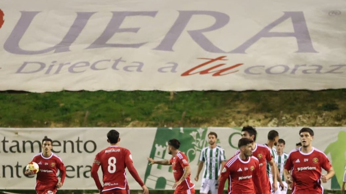 El Nàstic celebrant un gol a El Maulí