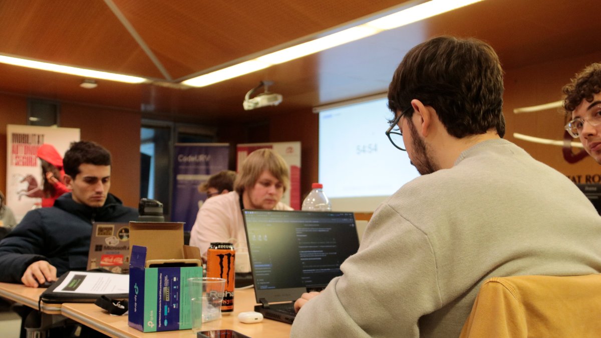 Un equip de la hackató de ciberseguretat de la URV, durant les últimes hores de la jornada