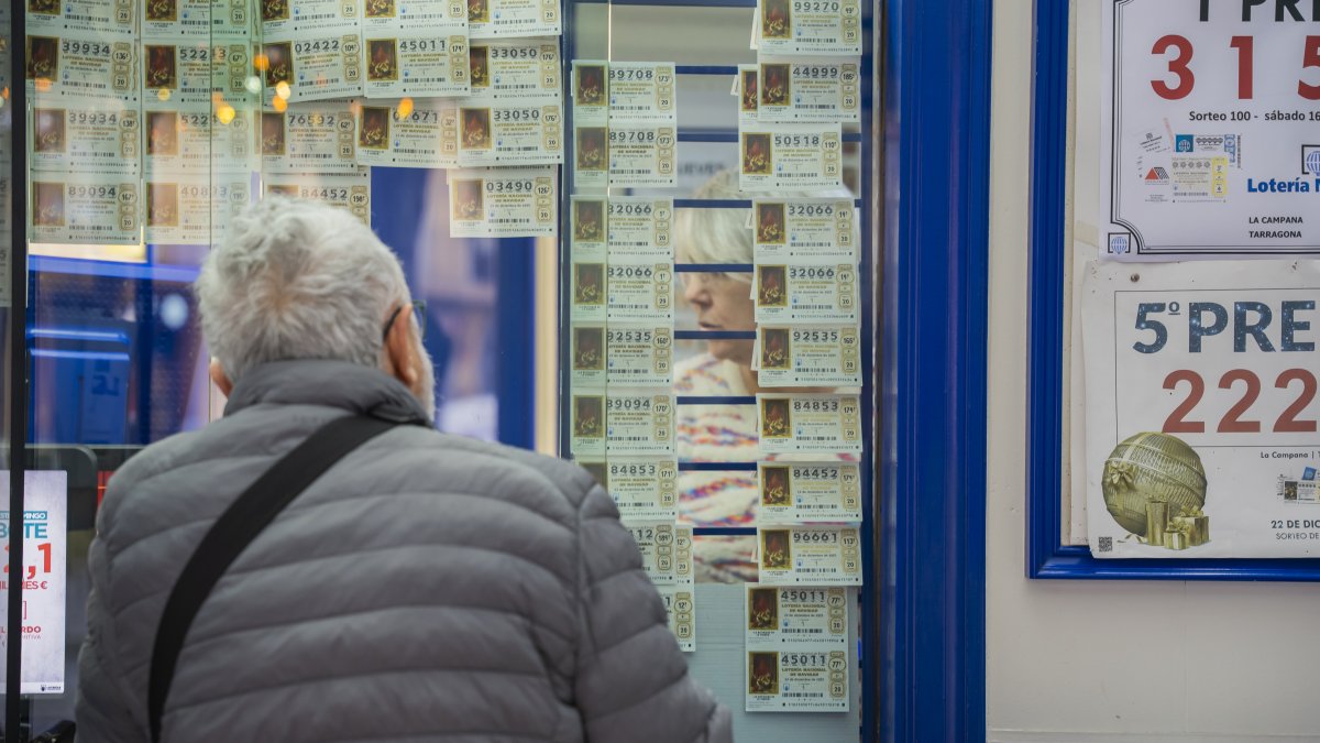 Imagen de un hombre comprando un billete de lotería