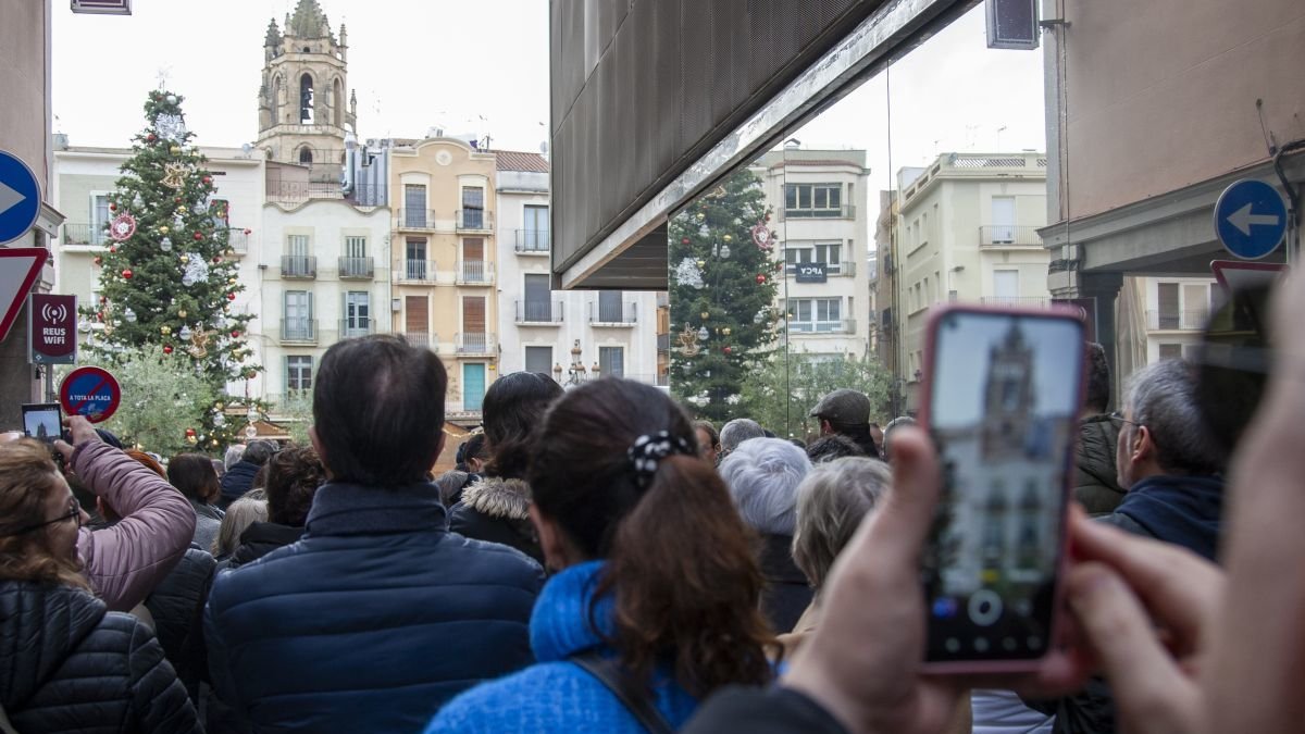 La gente esperaba capturar un momento mágico.
