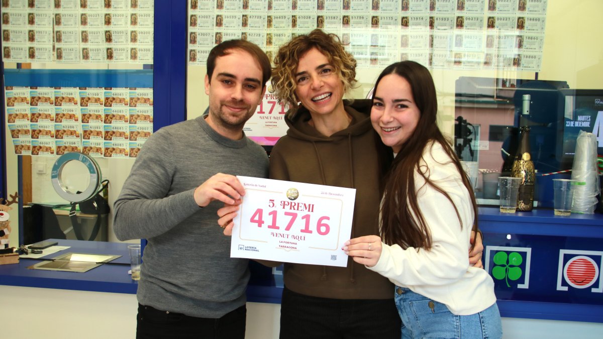 La propietaria de la administración y dos trabajadores con el número premiado