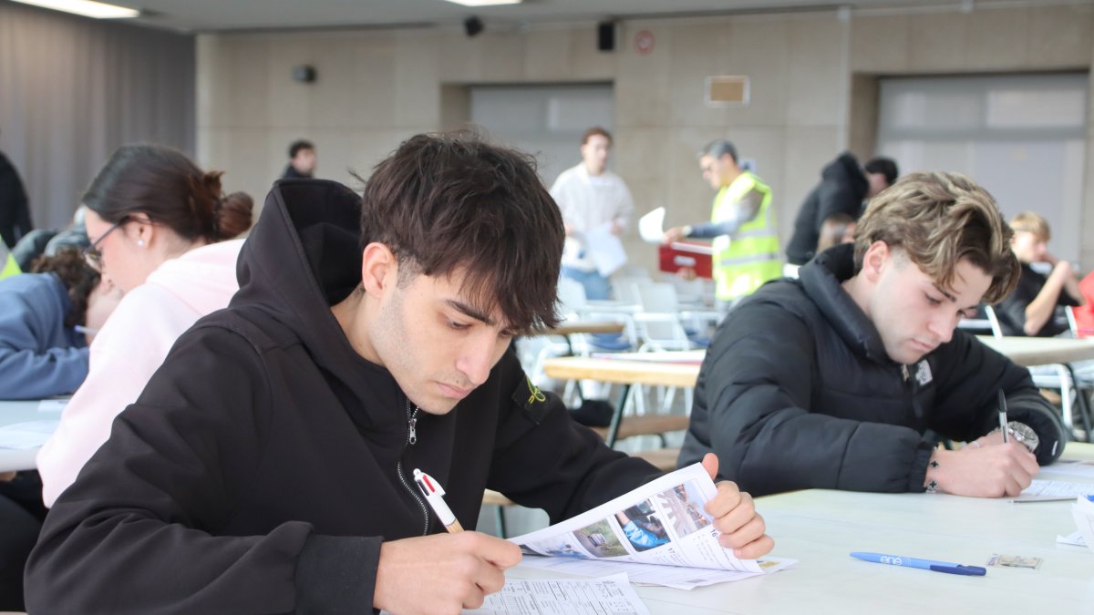 Unes 3.000 persones s'examinen de la teòrica del carnet de conduir a Tarragona