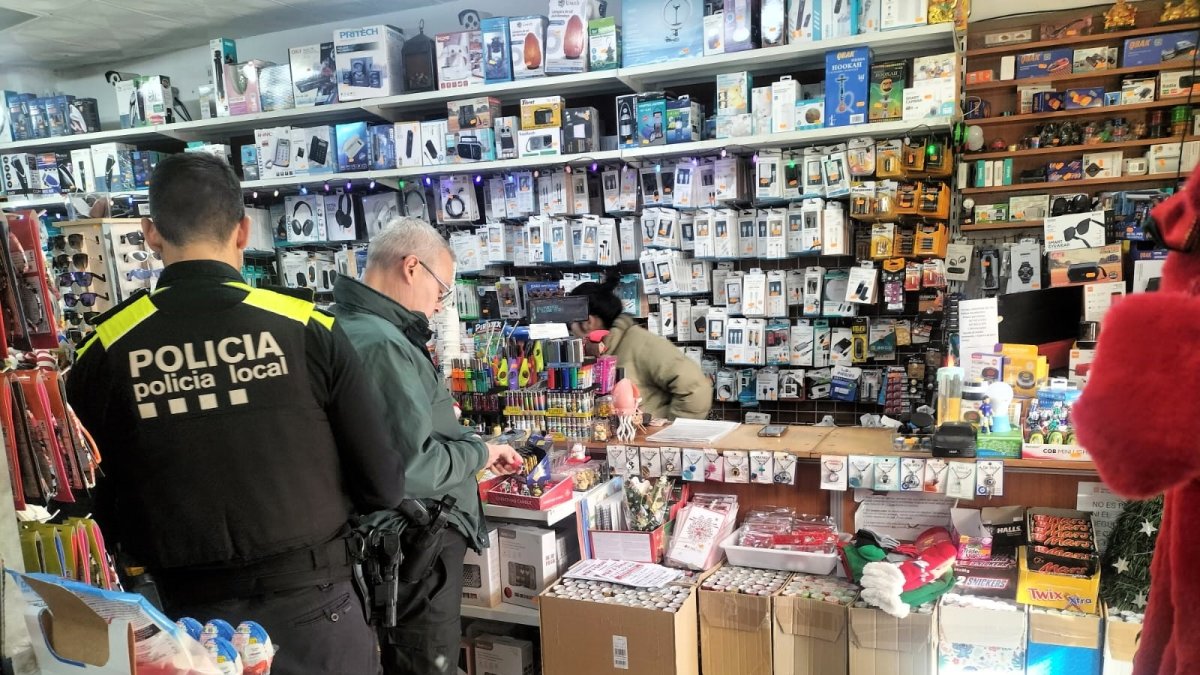 Un instant d'una de les inspeccions en un establiment multipreu.