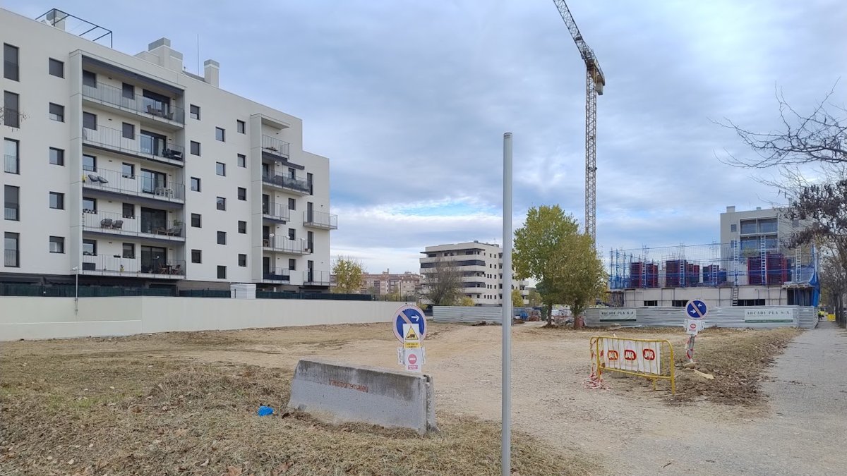 Imagen de un solar donde se construirá un edificio con viviendas de protección oficial. 