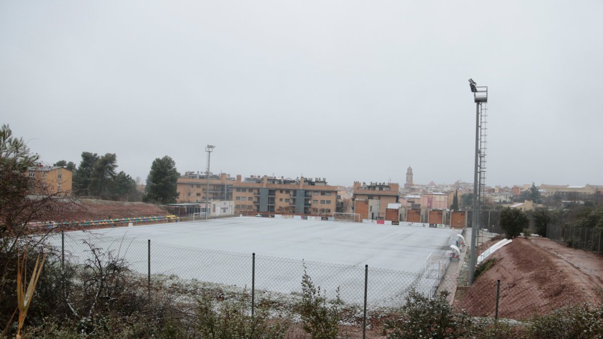 Camp de futbol de Falset, emblanquinat el dia de Nadal.