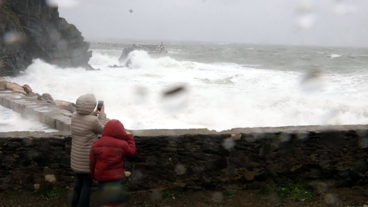 Imagen de archivo de lluvia y temporal de mar