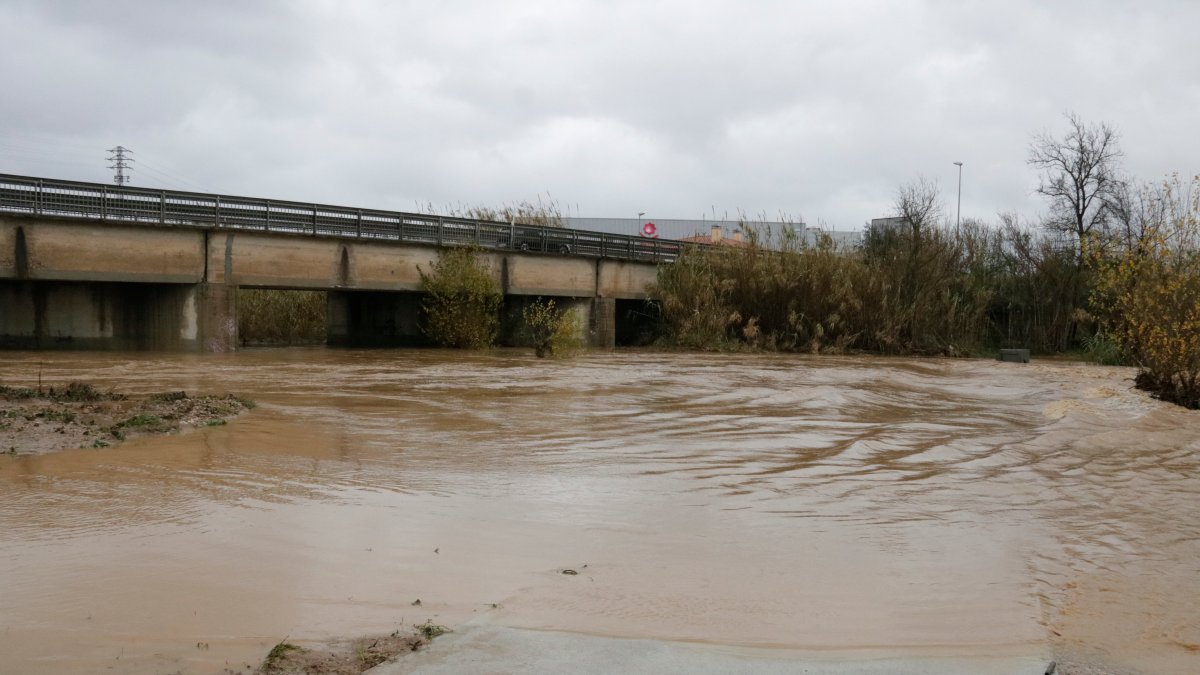 Caudal del río Manol en el Puente del Príncipe
