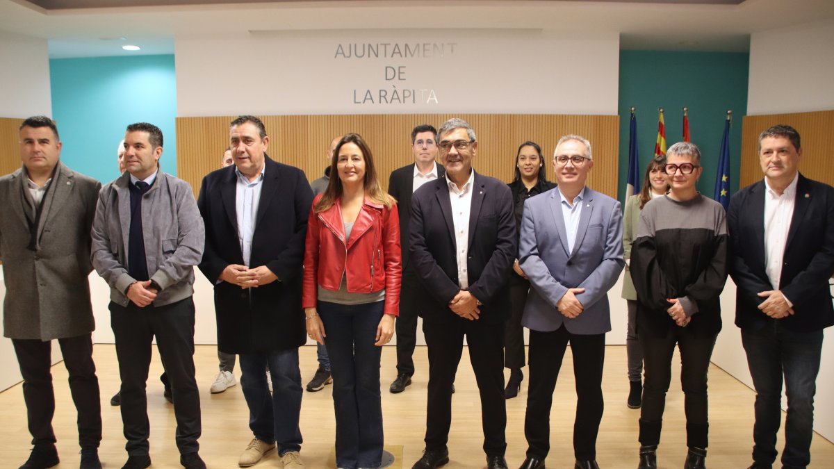 L'alcalde de la Ràpita, la consellera d'Educació, i el delegat del Govern a les Terres de l'Ebre, en l'acte d'anunci de construcció d'un nou institut a la Ràpita