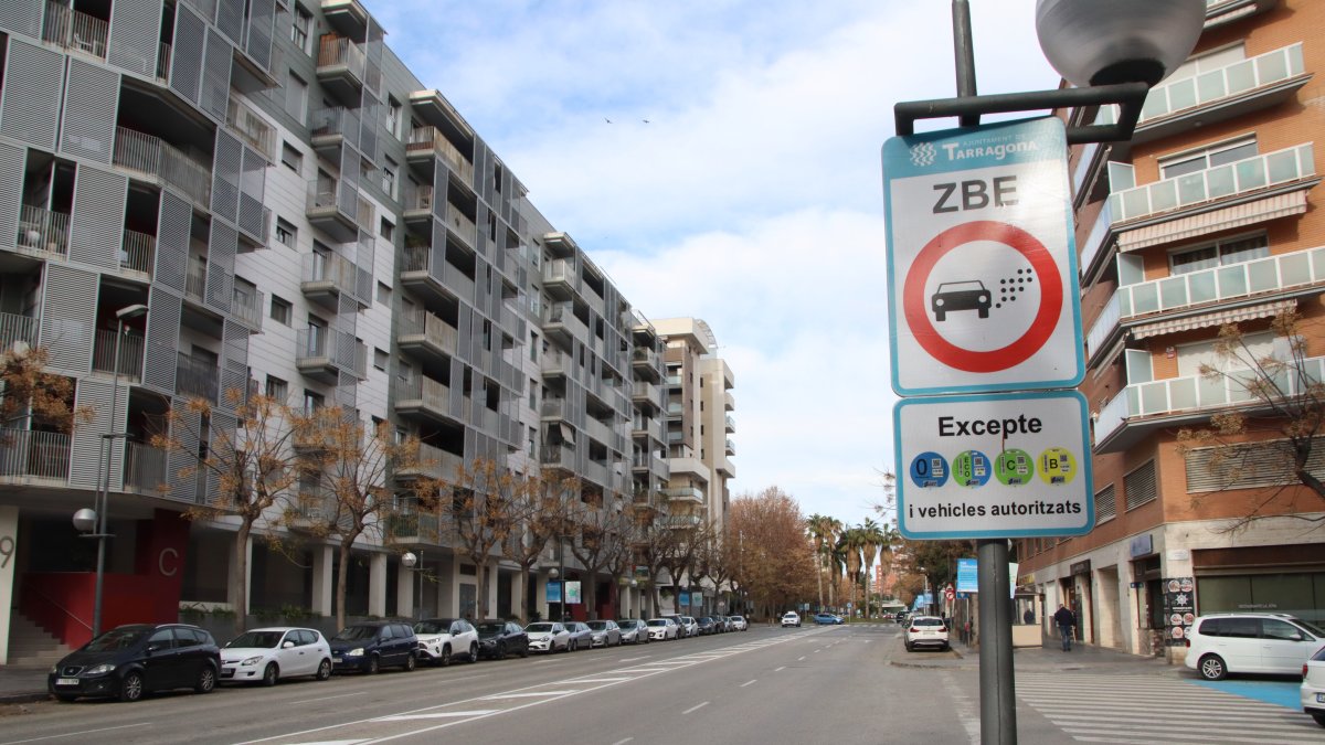 Imagen de un cartel que indica la entrada a la ZBE de Tarragona, en la avenida Vidal i Barraquer