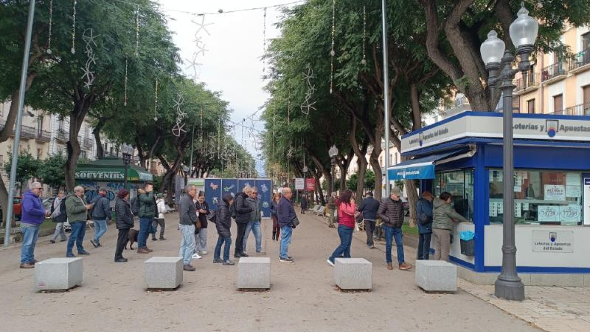 Colas en las administraciones de Tarragona para cobrar la Lotería