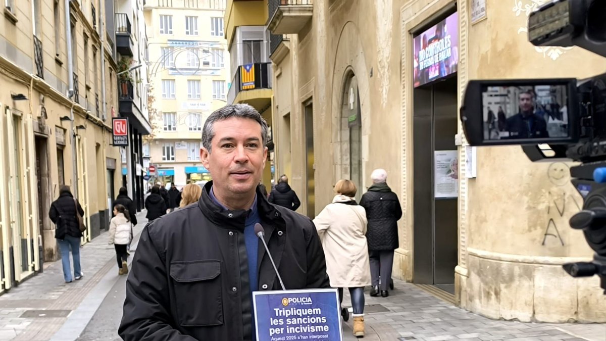 El alcalde del Vendrell, Kenneth Martínez, durante la comparecencia.