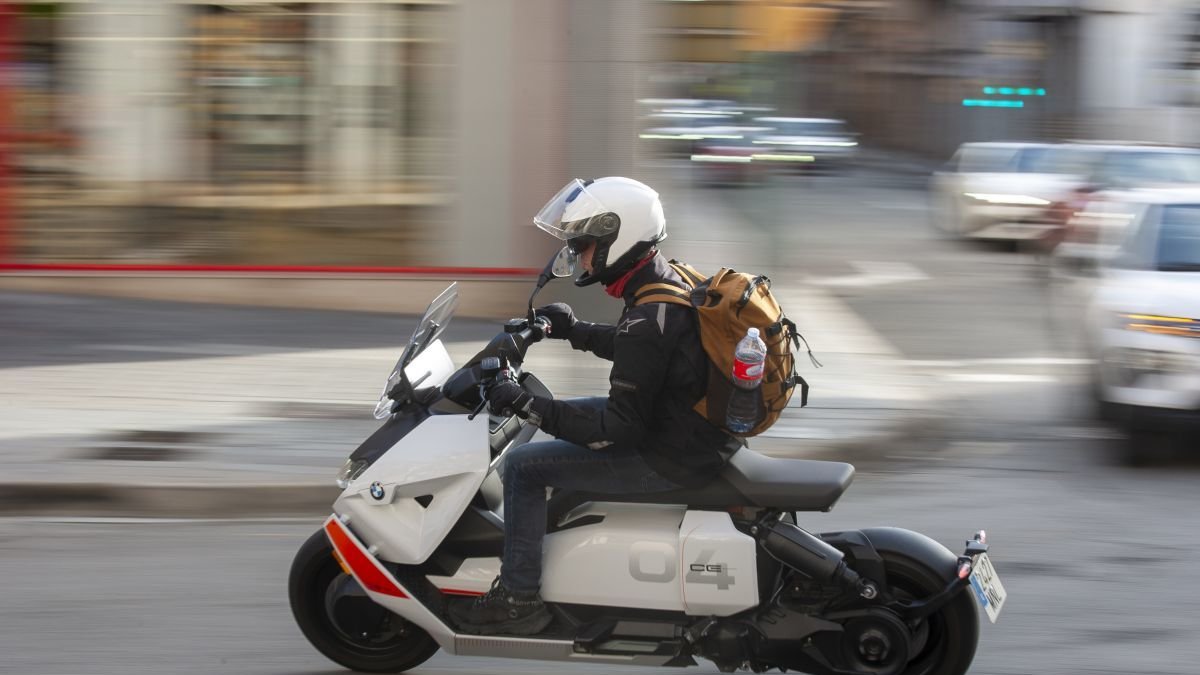 El 2012 hi havia unes 10.800 motos matriculades a Tarragona. El 2024, se’n van comptabilitzar gairebé 15.000.  Gràfic de l'evolució de les matriculacions de motos a la ciutat.
