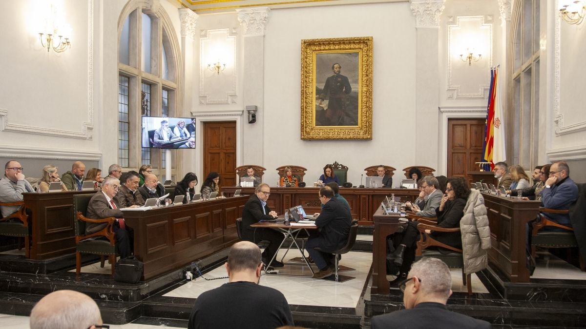 Fotografia del ple municipal de Reus del 29 de desembre de 2025 que va aprovar els comptes per l'any 2026.  Protesta silenciosa d'agents de la GUR durant el ple municipal.