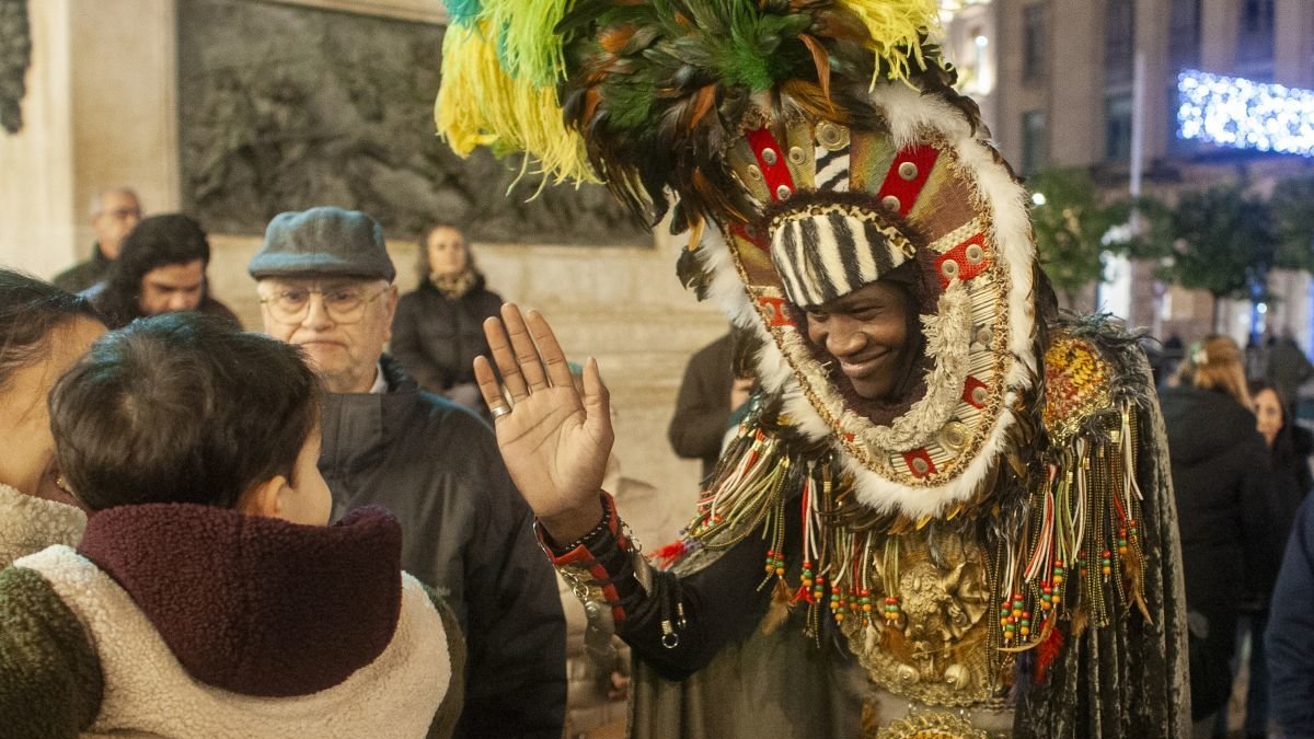 Fotografia del patge reial saludant a un infant de Reus durant la seva arribada a la ciutat.