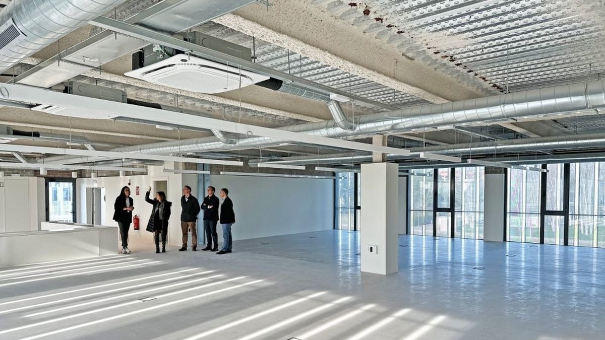 Fotografia d'arxiu del final d'obres de l'edifici Redessa Innovació, el quart centre d'empreses municipal on va acabar instal·lant-se T-Systems.