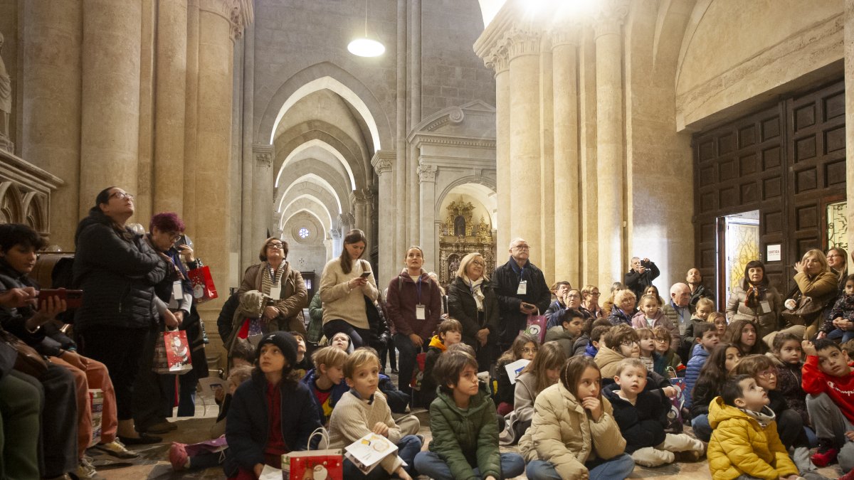 El recorregut va explorar l’interior i exterior de la Catedral, així com el seu claustre