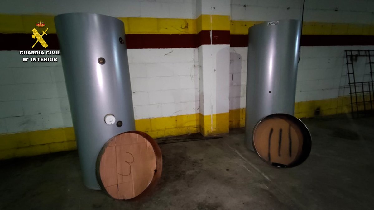 Imagen de los termos industriales que utilizaban para ocultar la marihuana en su transporte por carretera.