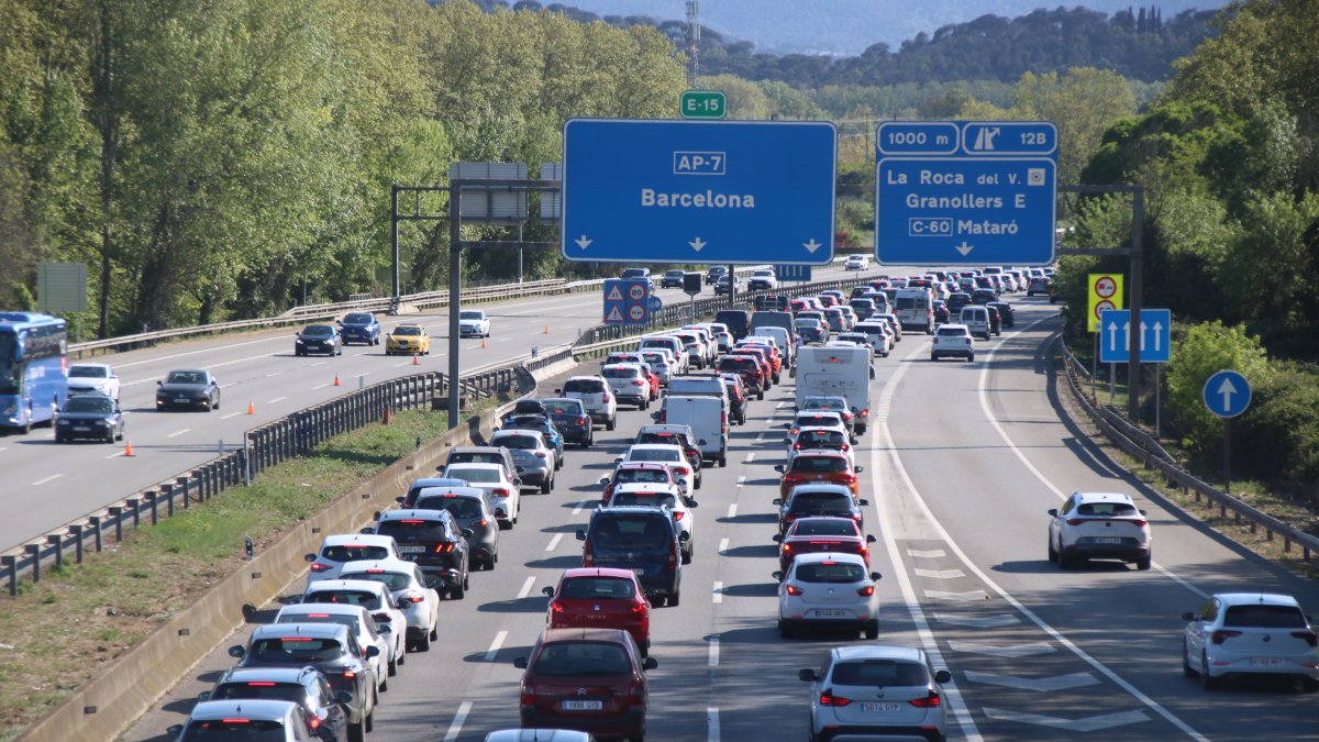 Congestió a l'AP-7 a l'altura de la Roca del Vallès.