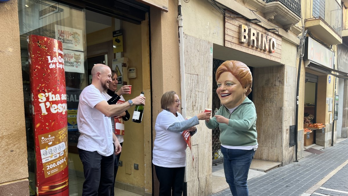 La administración del Vendrell celebrando el primer premio