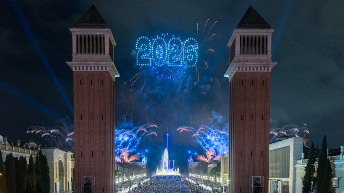 Celebració de Cap d'Any a l'avinguda Maria Cristina de Barcelona.