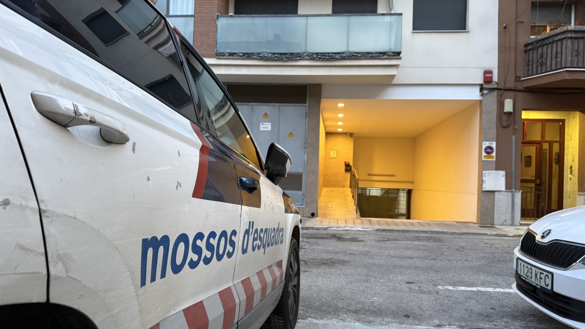 Portal del edificio donde se ha producido la muerte violenta de una mujer en el Vendrell.