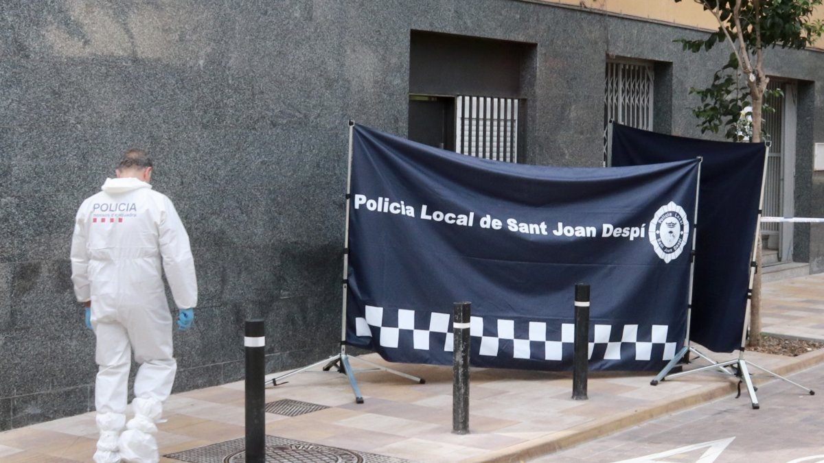 La policía científica en el escenario de un crimen.