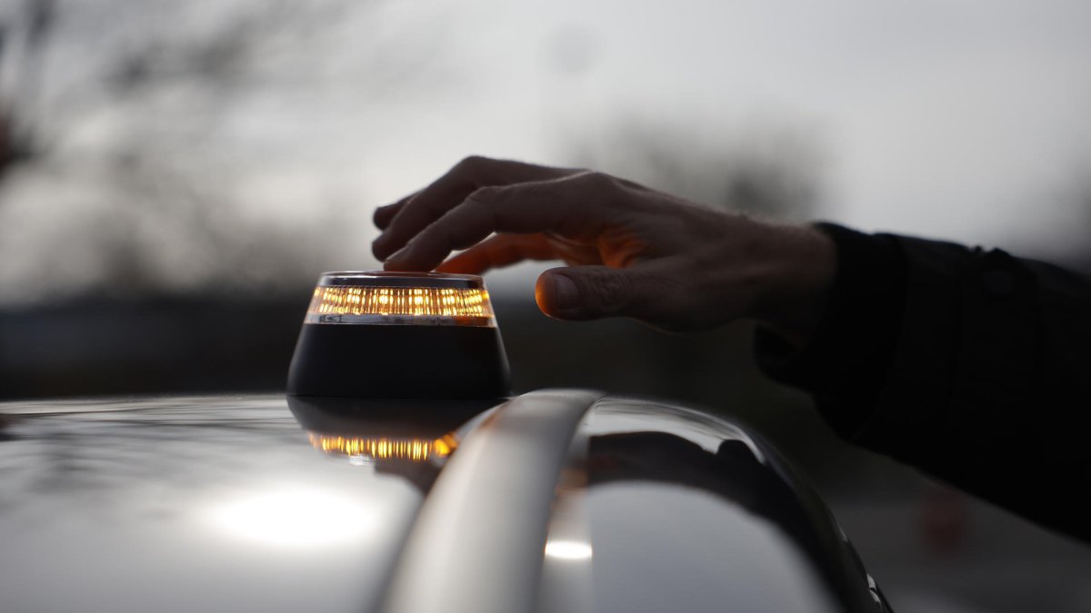 Vista de la baliza luminosa V-16 conectada, único dispositivo autorizado para señalizar una avería o incidencia en carretera.