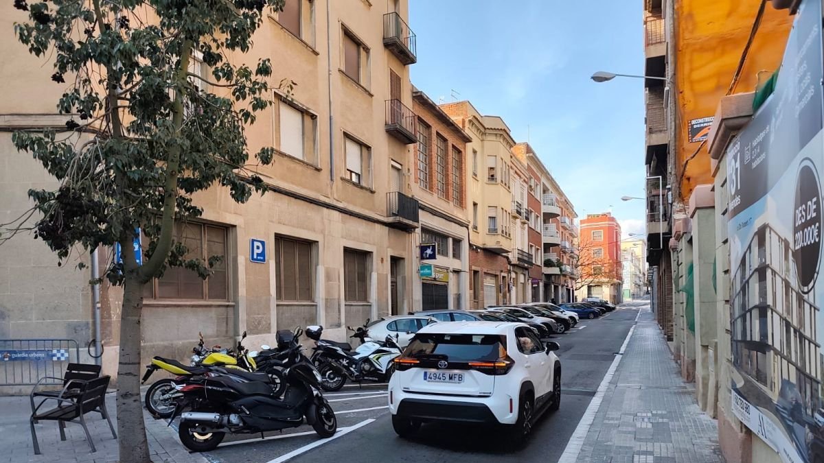 Fotografia del carrer Doctor Robert, on actualment circulen entre 700 i 800 vehicles cada hora.