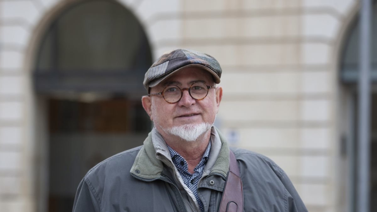 Víctor Sentís, especialista en Cirurgia Ortopèdica i Traumatologia jubilat, davant l'Antic Hospital Sant Joan.
