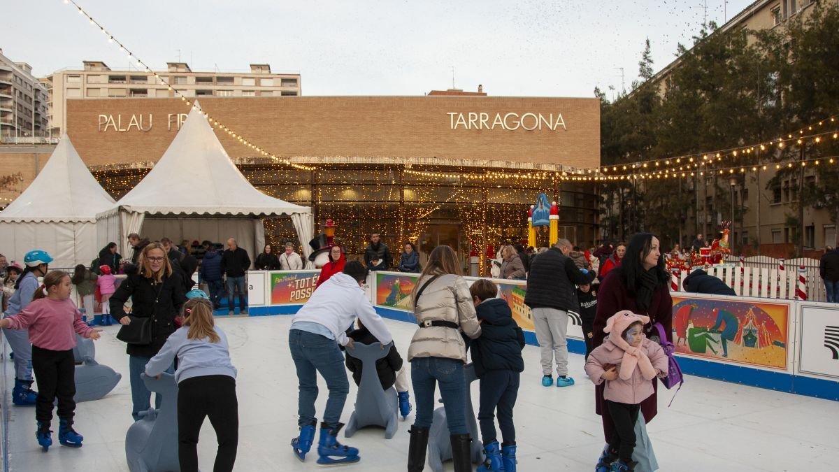 Imagen de la pista de hielo instalada en el exterior del 'Parc de Nadal dels Impossibles'.  Imagen del circuito de conducción ‘City Cars’.