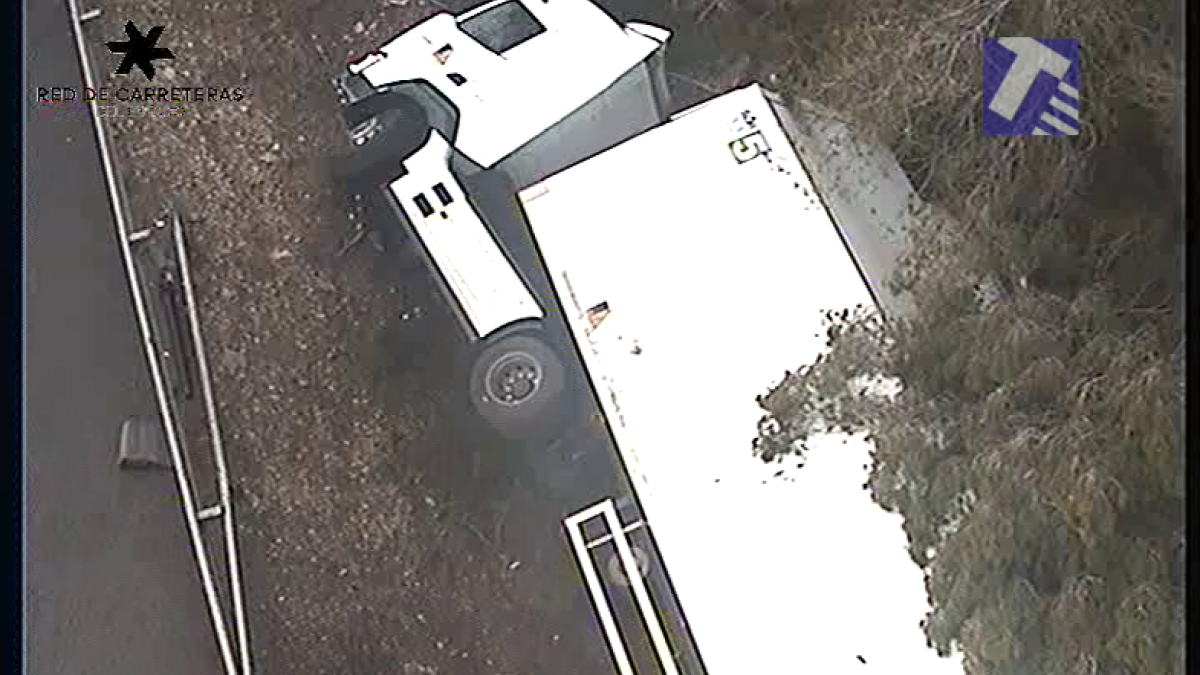 Imagen aérea del camión volcado en la AP-7 en el Baix Camp.