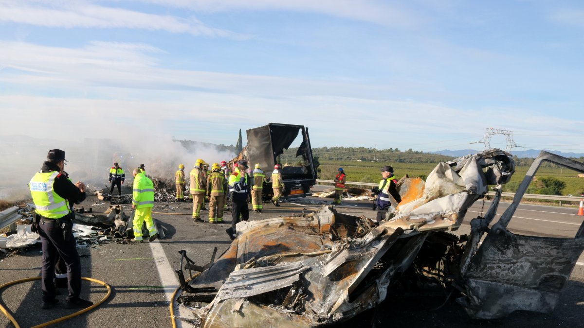 Imagen de un accidente mortal con camiones implicados al AP7, a la altura de l'Aldea.
