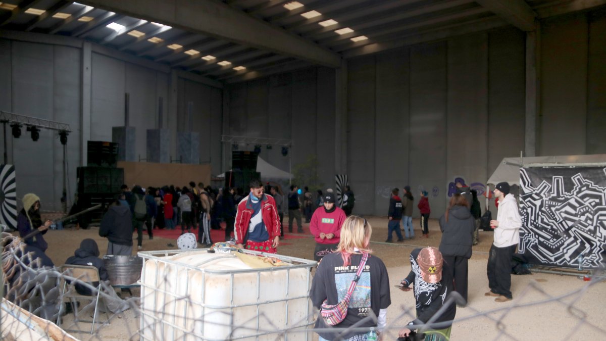 Alguns dels participants de la rave il·legal de la Sénia ballant.