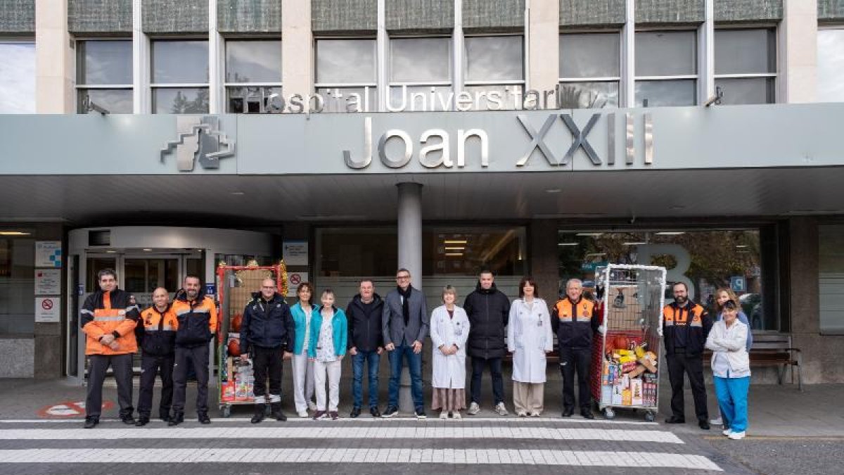 Representantes del Ayuntamiento de la Pobla y de Dow delante del Hospital Joan XXIII de Tarragona