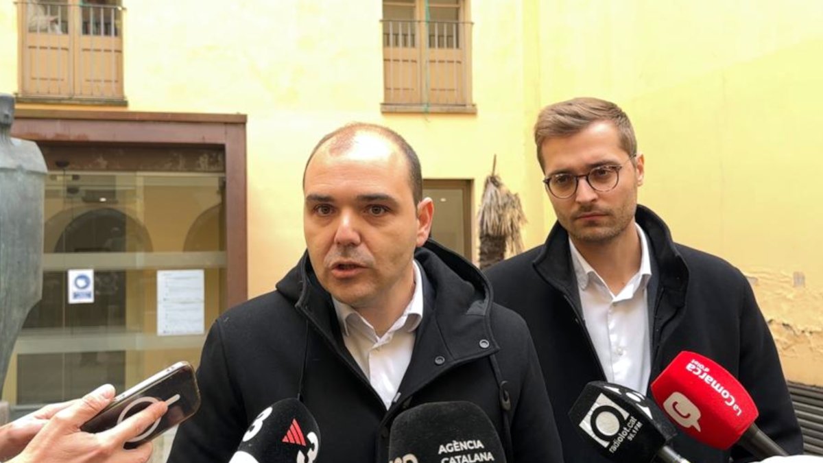 El conseller de la Presidència, Albert Dalmau, durant una atenció als mitjans