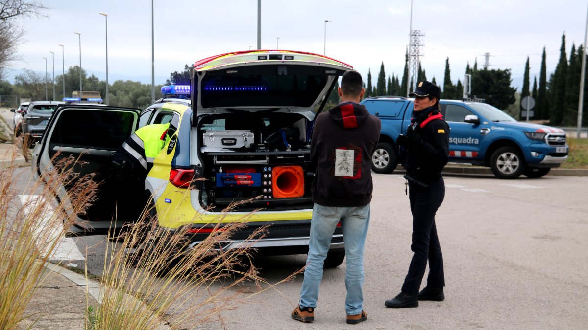 Imatge d'arxiu dels Mossos sotmetent als controls de drogues i alcohol a un dels participants que abandonava una rave de la Sénia