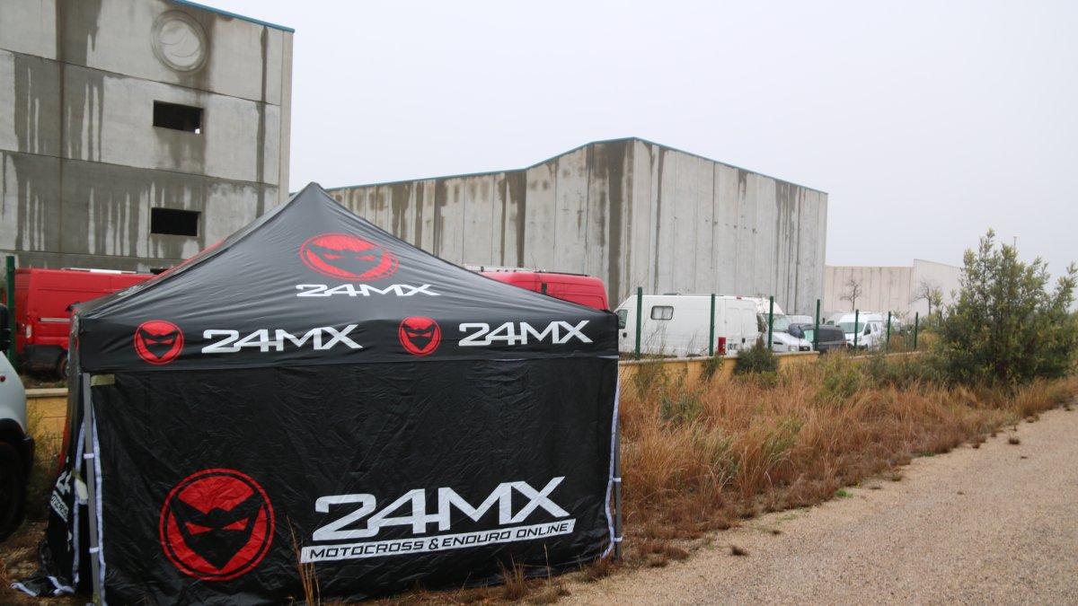 Tendes i vehicles al voltant de la nau on se celebra una rave il·legal a la Sénia