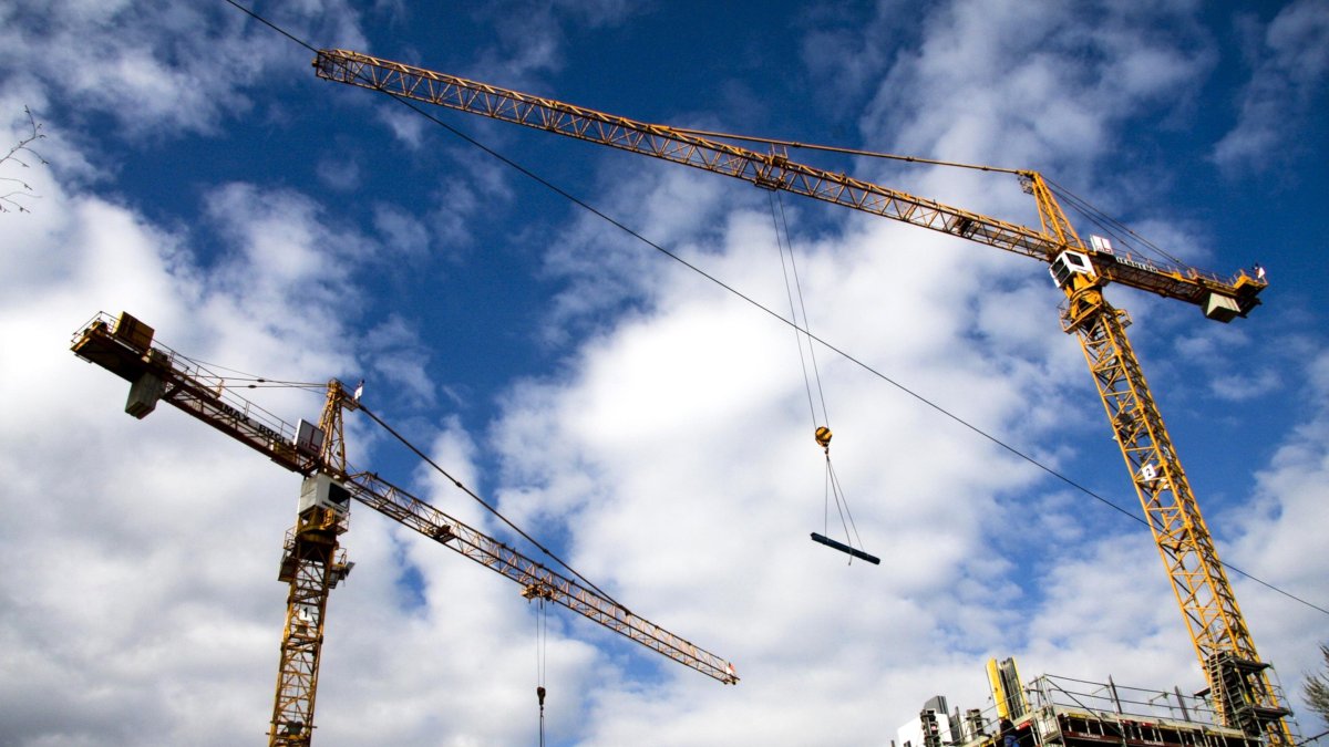 Grues en la construcció d'un edifici a la demarcació de Tarragona