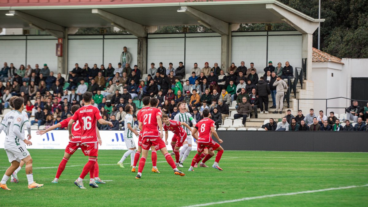 Los jugadores del Nàstic de Tarragona defendiendo una jugada en pelota parada durante el duelo del sábado contra el Juventud de Torremolinos.