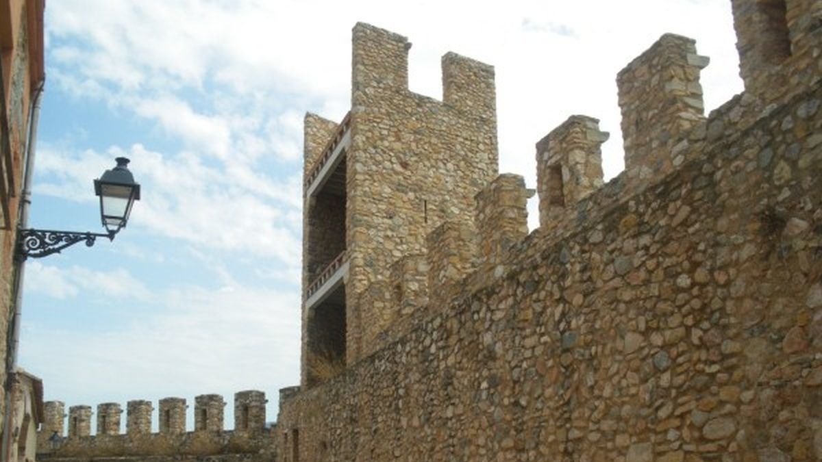 Imatge de la torre 13, que es renovarà juntament amb el pas de ronda.