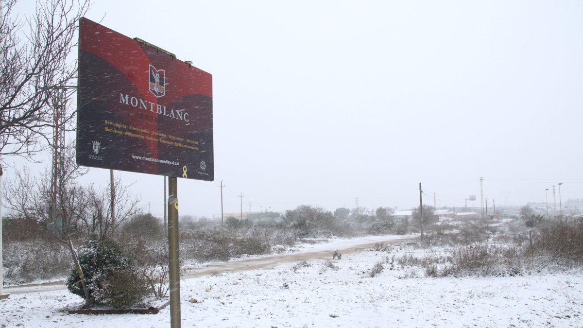 L’entrada de Montblanc amb neu.