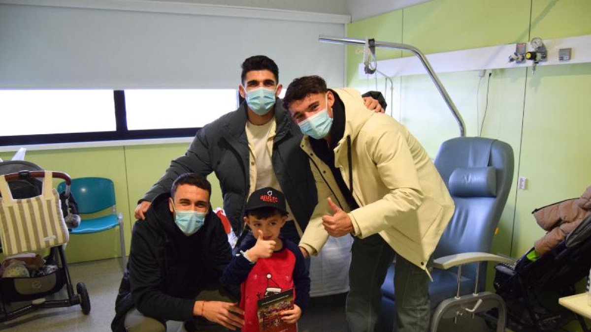 Los jugadores del Reus Futbol Club Reddis visitan el Hospital