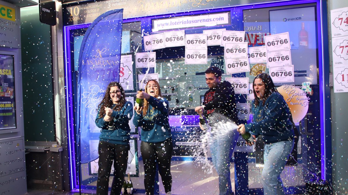 L'equip de l'administració de loteria de les Arenas celebra la venda del segon premi d'el Nen.