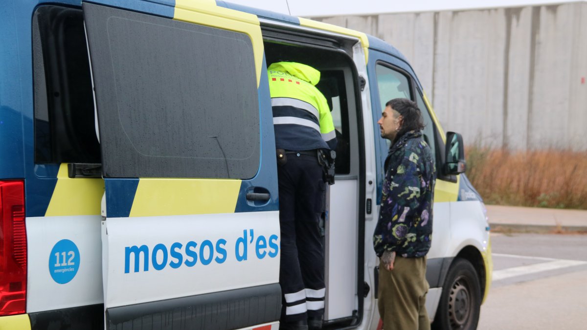 Un dels assistents a la rave de la Sénia fent les proves d'alcoholèmia i drogues amb les Mossos.