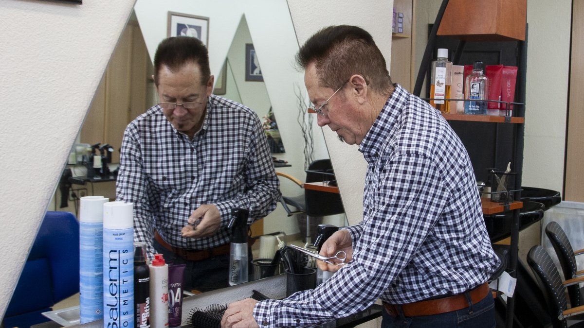 Cabré ha llevado solo la peluquería, con la ayuda de Trini, su mujer.