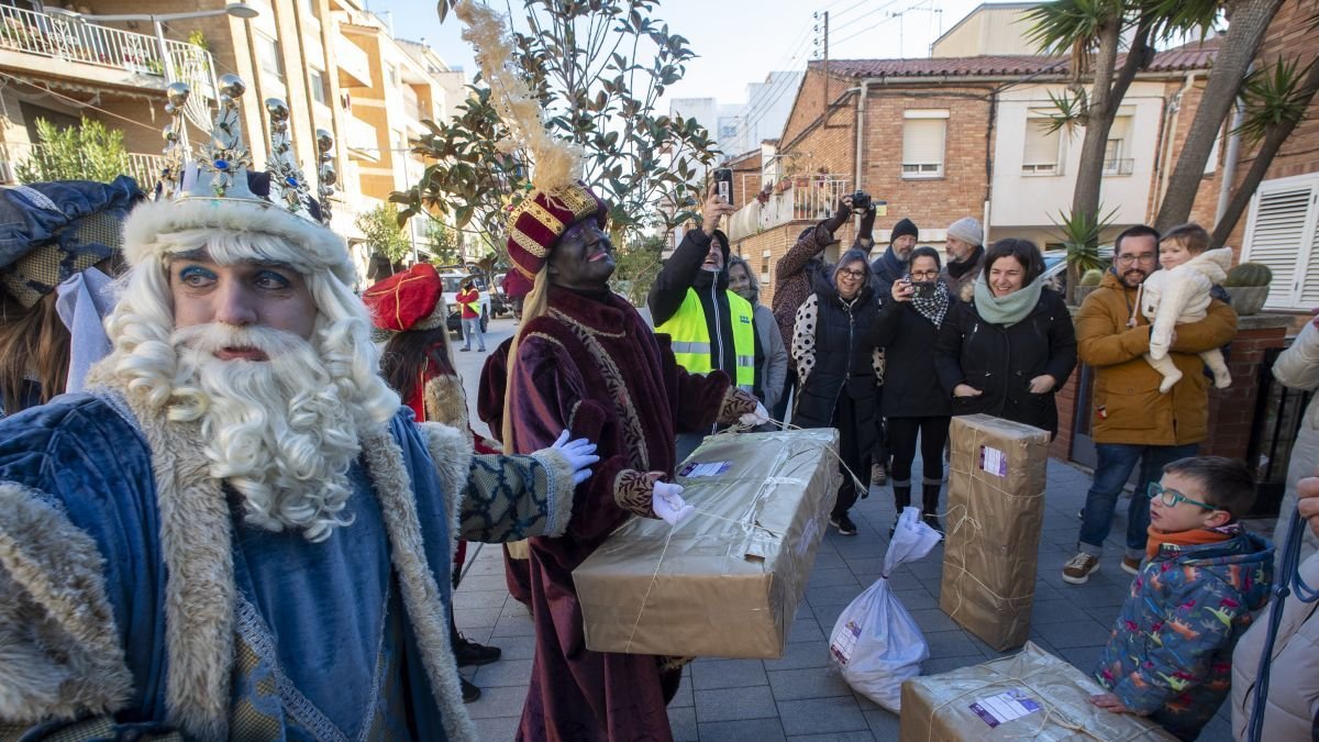 Melcior, Gaspar i Baltasar entreguen els presents als infants de Cambrils.  Els patges reials i l'equip de Gaspar entreguen regals durant el matí del 6 de gener.