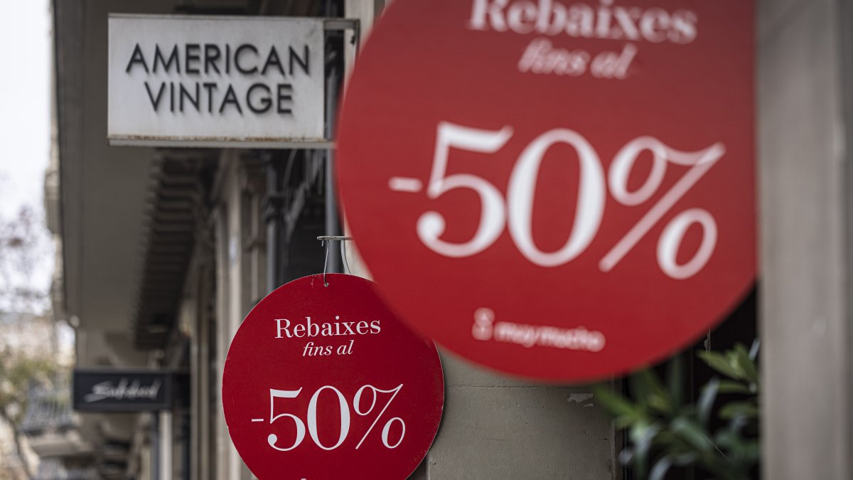 Un cartel que anuncia rebajas del 50%