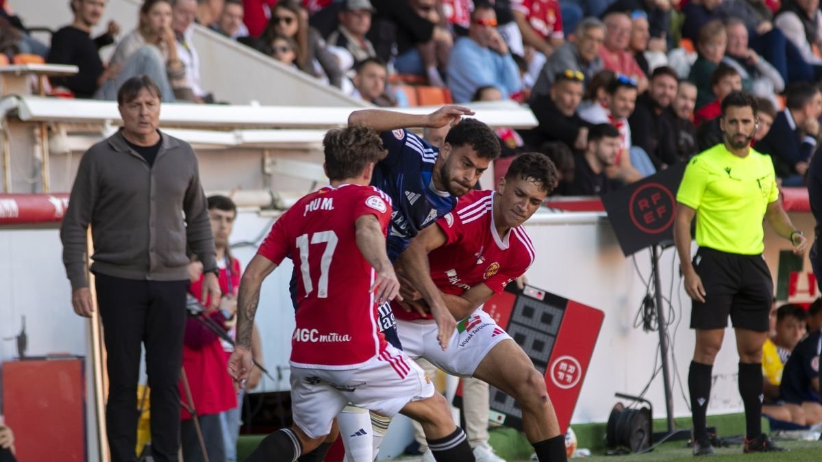 David Alba y Pau Martínez defendiendo a un jugador del Marbella durante un duelo del Nàstic de esta temporada.