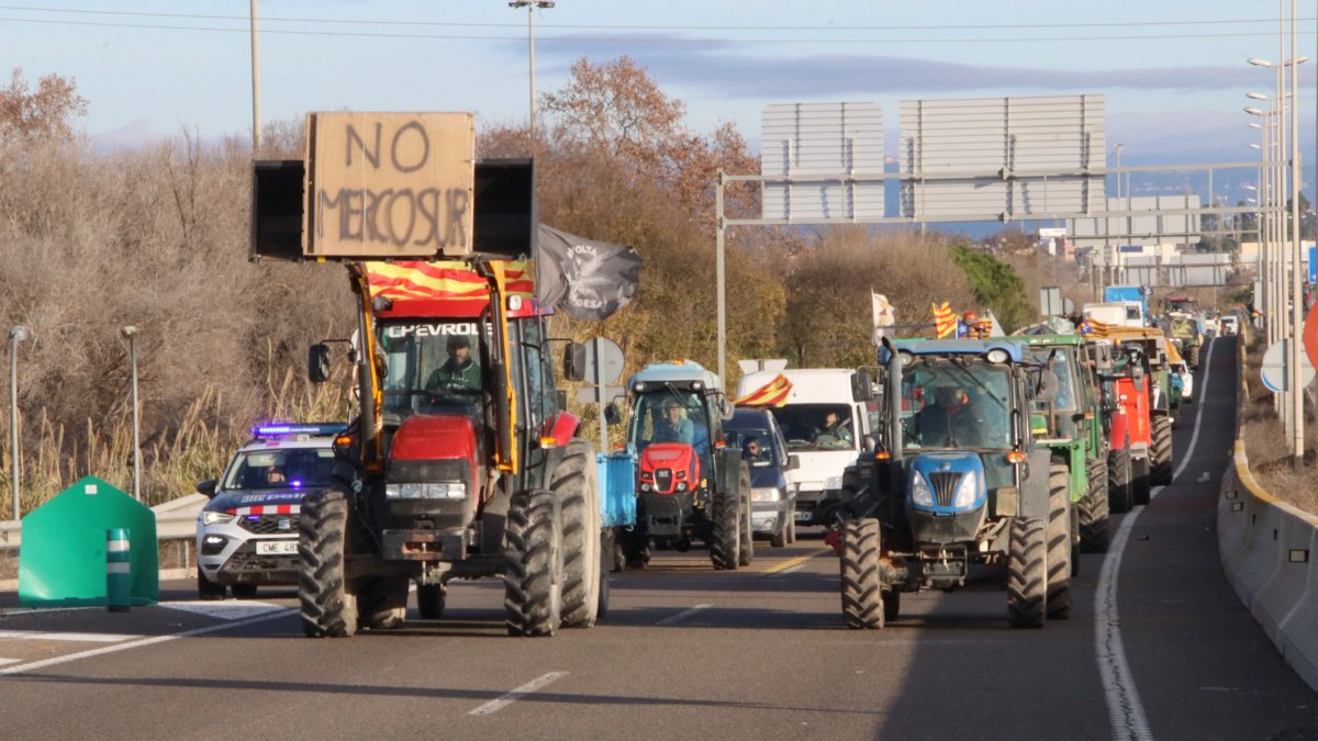 Imagen de los payeses llegando al acceso del puerto de Tarragona para cortarlo